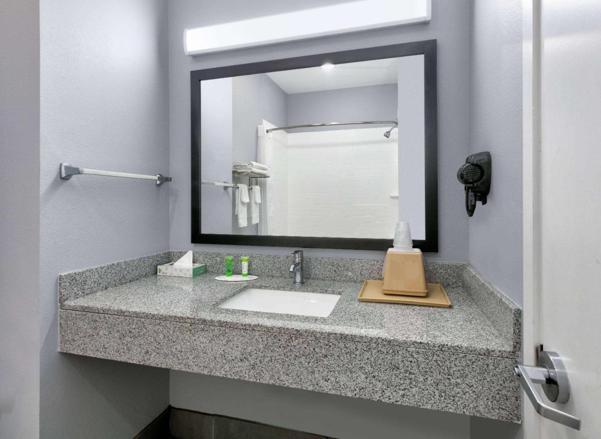 Days Inn By Wyndham Zachary La Extérieur photo